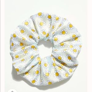 NEW Free People Romeo Hair Scrunchie - Daisy print - NWT